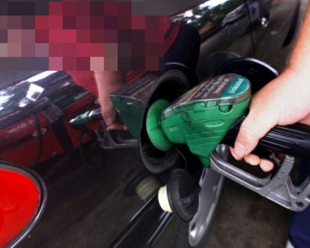 Бензинджия се преби на Околовръстното, бързащ шофьор го спъна с маркуча