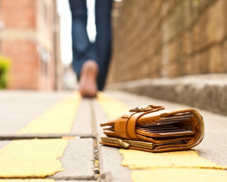 Пловдивчанин губи портмонето си в столицата, мъж го намира и му праща писмо СНИМКА