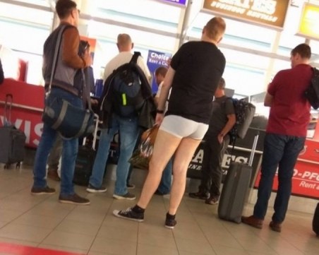 Смях на наше летище! Турист се изтипоса по долни гащи на терминала СНИМКИ