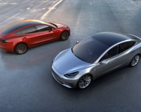 “Тесла“ уволни стотици служители