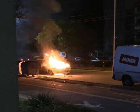 Такси с пътници се запали в Пловдив СНИМКИ и ВИДЕО