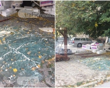 Дори и след проверките: Счупени стъкла стърчат пред блок в Кючука, никой не си мърда пръста СНИМКИ