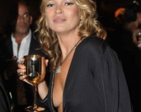 Кейт Мос влезе в клиника за алкохолици, престоят е 10 000 лири на месец