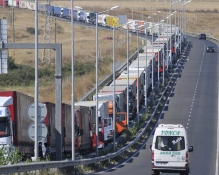 На Капитан Андреево е ад! Колоната e над 15 километра