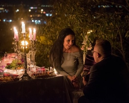 Романтично предложение за брак, 5000 свещи и диамант на пловдивско тепе СНИМКИ