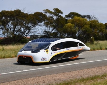 Соларен автомобил показа бъдещето в Австралия