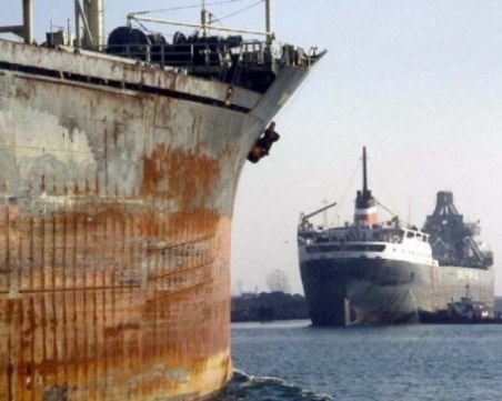 Задържаха български кораб с опасни отпадъци в Италия