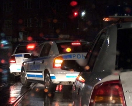 Задържаха полицаи, осигурявали чадър над наркодилъри