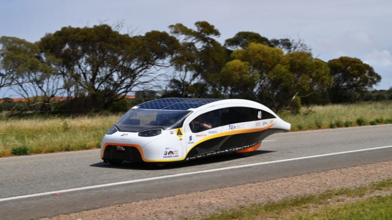 Соларен автомобил показа бъдещето в Австралия