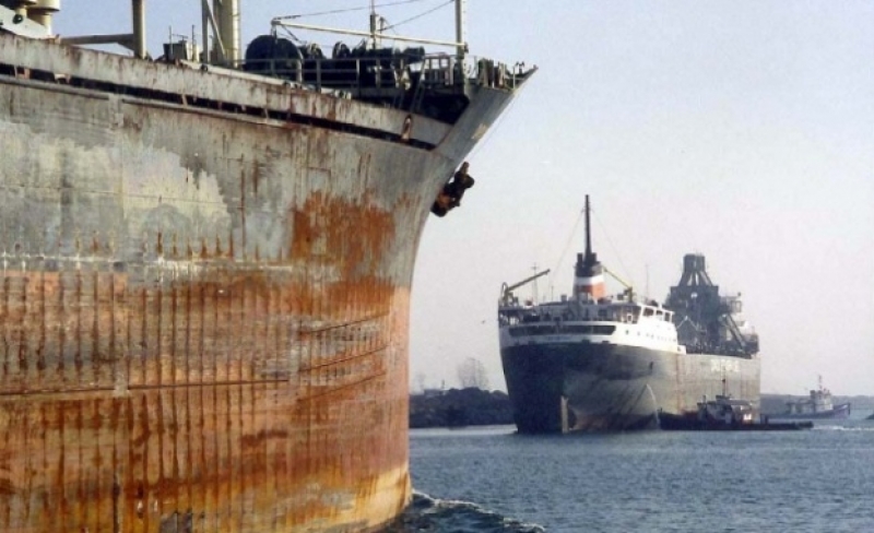 Задържаха български кораб с опасни отпадъци в Италия