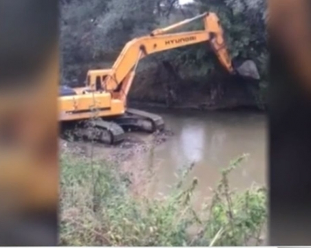 Незаконен добив на баластра заплашва да разруши дигата на река Чая до Садово ВИДЕО