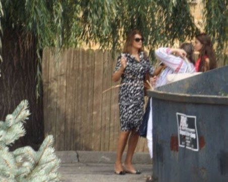 Българка щракна жената на президента да пафка цигара в Чикаго, скрита зад контейнер за боклук