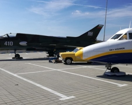 Боен самолет паркира на паркинг за тирове край Прохода на Републиката