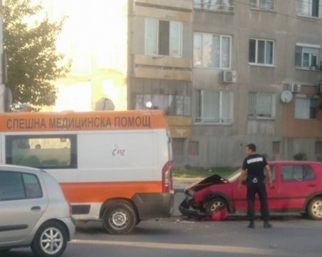 Голф се натресе в такси в Изгрев, линейка е на място СНИМКИ