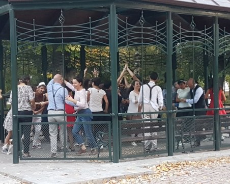 Истинско зрелище: Необичаен флашмоб по чарлстон завладя Пловдив ВИДЕО