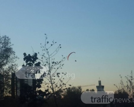 Парапланер разведри попаднали в задръстване на моста на Панаира СНИМКИ