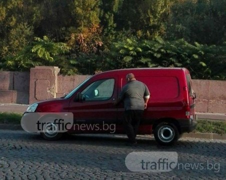 Пловдивчанин се облекчи насред оживен булевард посред бял ден СНИМКИ