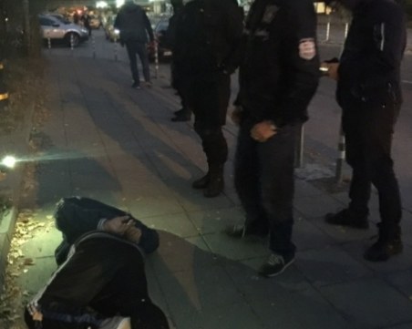 Полицаите, осигурявали чадър над наркодилъри, действали половин година