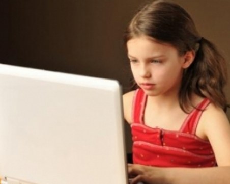 Стряскащо! 12% от децата у нас се отглеждали по скайп