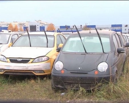 ВИДЕО, показващо захвърлени 1500 чисто нови автомобили, се оказа лъжливо