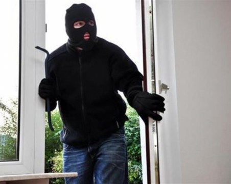 Жадни апаши претарашиха жилище в Кючука, отмъкнаха техника и алкохол