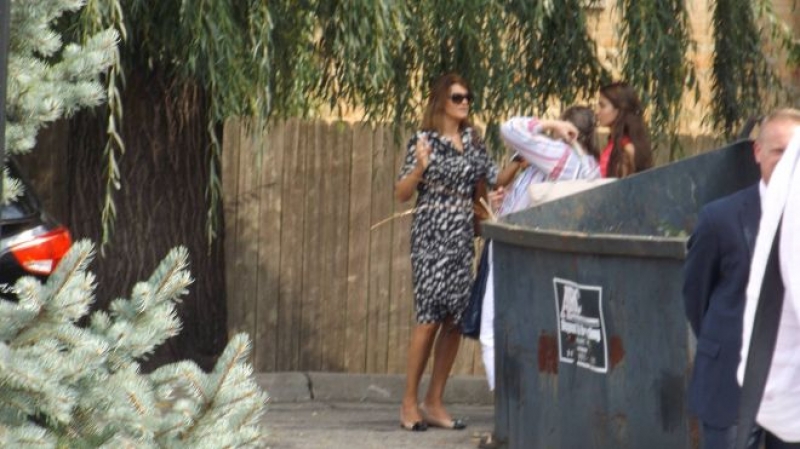 Българка щракна жената на президента да пафка цигара в Чикаго, скрита зад контейнер за боклук