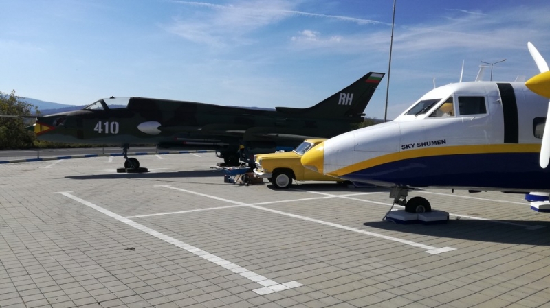 Боен самолет паркира на паркинг за тирове край Прохода на Републиката