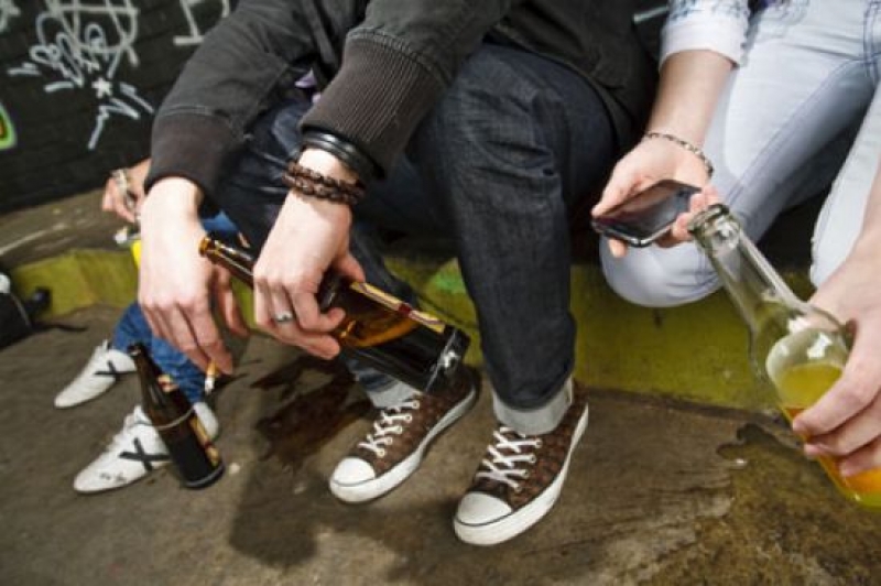 На купон: 16-годишен ученик припадна от алкохол