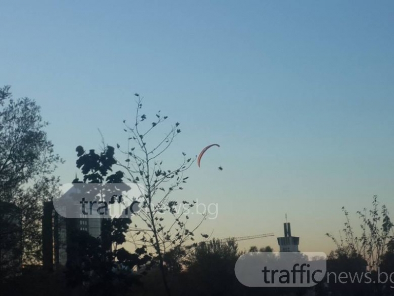 Парапланер разведри попаднали в задръстване на моста на Панаира СНИМКИ