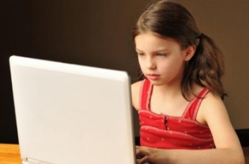 Стряскащо! 12% от децата у нас се отглеждали по скайп