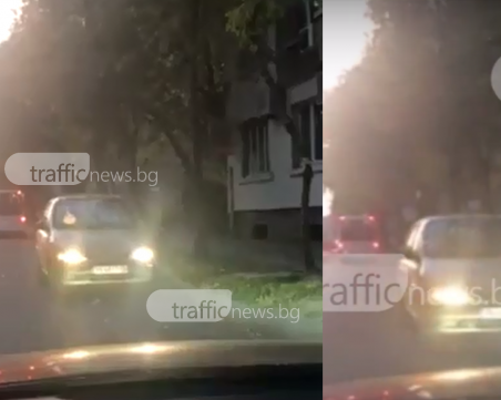 Пловдивчанин се заби в насрещното на централен булевард и аварира в час пик! ВИДЕО