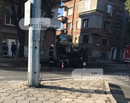 Автомобил избухна в пламъци до Гребната база СНИМКИ и ВИДЕО