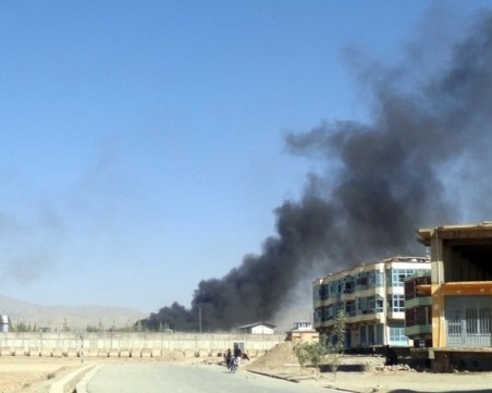 Двойна самоубийствена атака в Афганистан, десетки са убити