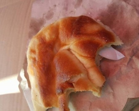 Изненада в закуска: Жена едва не си счупи зъб на парче пластмаса СНИМКА