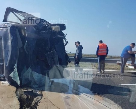 Камион прегази мъж, изхвърчал от кола след удар в дърво