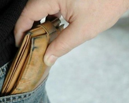 Пенсионер седна в селска кръчма, през това време пловдивчанин му отмъкна 2 бона