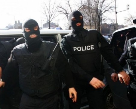 Полицаи натръшкаха двама до пловдивска бензиностанция, пренасяли половин килограм хероин