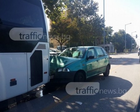 Шофьор без книжка се заби в автобус на Пещерско, свалиха му номерата