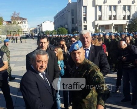 Тържествен строй в центъра на Пловдив! Валери Симеонов е на празника на парашутистите СНИМКИ
