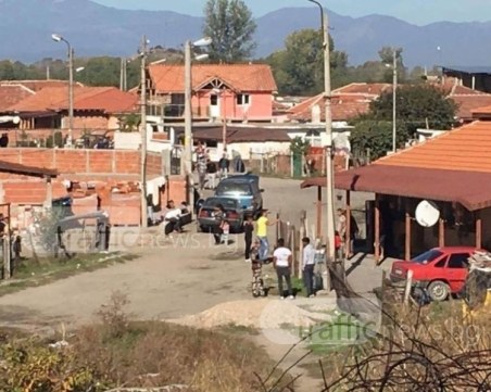 Тумба роми нападнаха с колове служители на Горското в Хисаря СНИМКИ