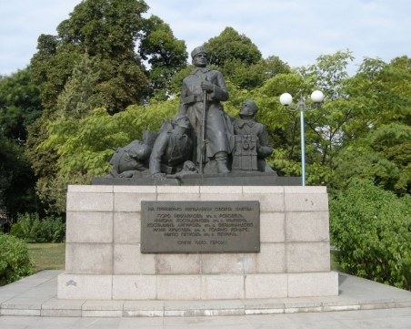 Валери Симеонов се опълчи на местната власт, застана зад паметника на Гюро Михайлов в Пловдив ВИДЕО