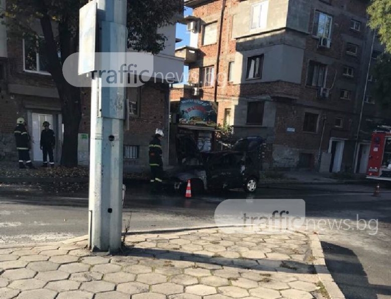 Автомобил избухна в пламъци до Гребната база СНИМКИ и ВИДЕО