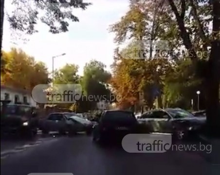 Меле до Водната палата! Две коли се удариха, едната се заби в дърво ВИДЕО+СНИМКИ