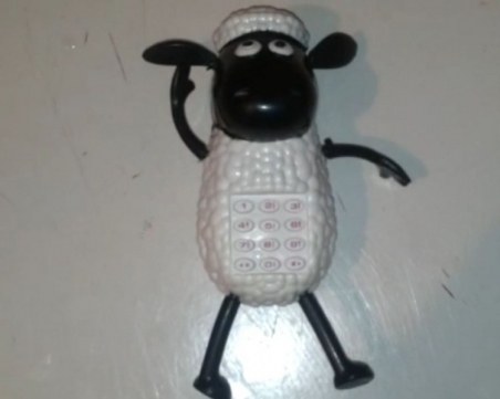 Абсурд: Баща купи играчка на детето си, която запя “Аллах Акбар“ ВИДЕО