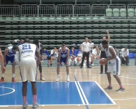 Академик Бултекс 99 съсипа Тирана със 17 тройки