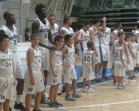 Баскетболистите на Академик Бултекс 99 с розови чорапи днес - ето защо