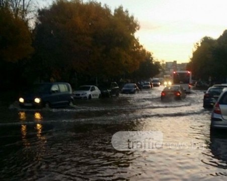 Голяма ВиК авария в Тракия: Улиците станаха реки СНИМКИ