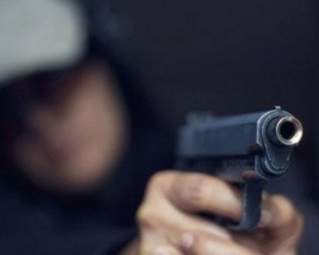 Мъж откри безразборна стрелба до луксозен хотел, арестуваха го