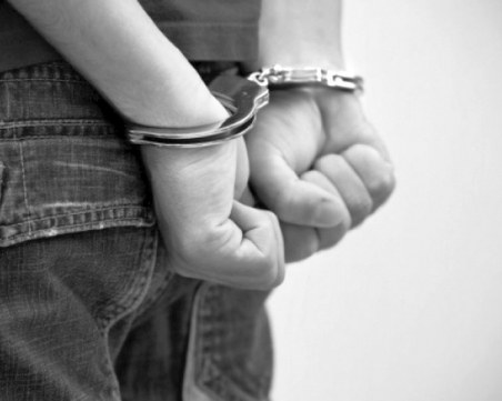 Рецидивист с метален лост задигна медни ламарини от сграда на Областно пътно