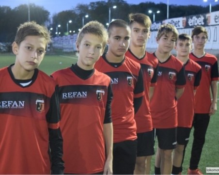 Зарадваха децата и юношите на Локо с нови екипи